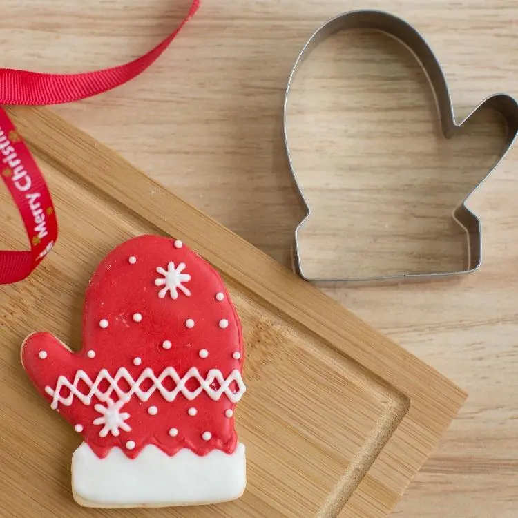 Glove-Shaped Cookie Cutter For Baking 1